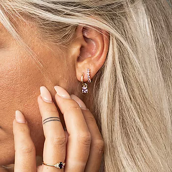 Bilde nummer 2 av Pan Jewelry, Øreringer i forgylt sølv med lilla zirkonia