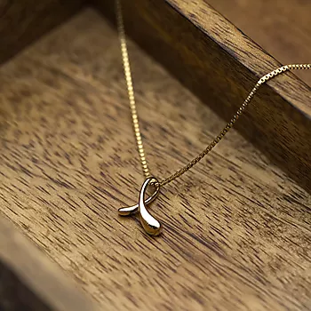 Bilde nummer 3 av Pan Jewelry, Anheng i 585 gult gull med vridd blad