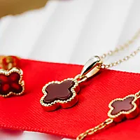 Bilde nummer 3 av Kløver smykke i 925 forgylt sølv med syntetisk rød agat