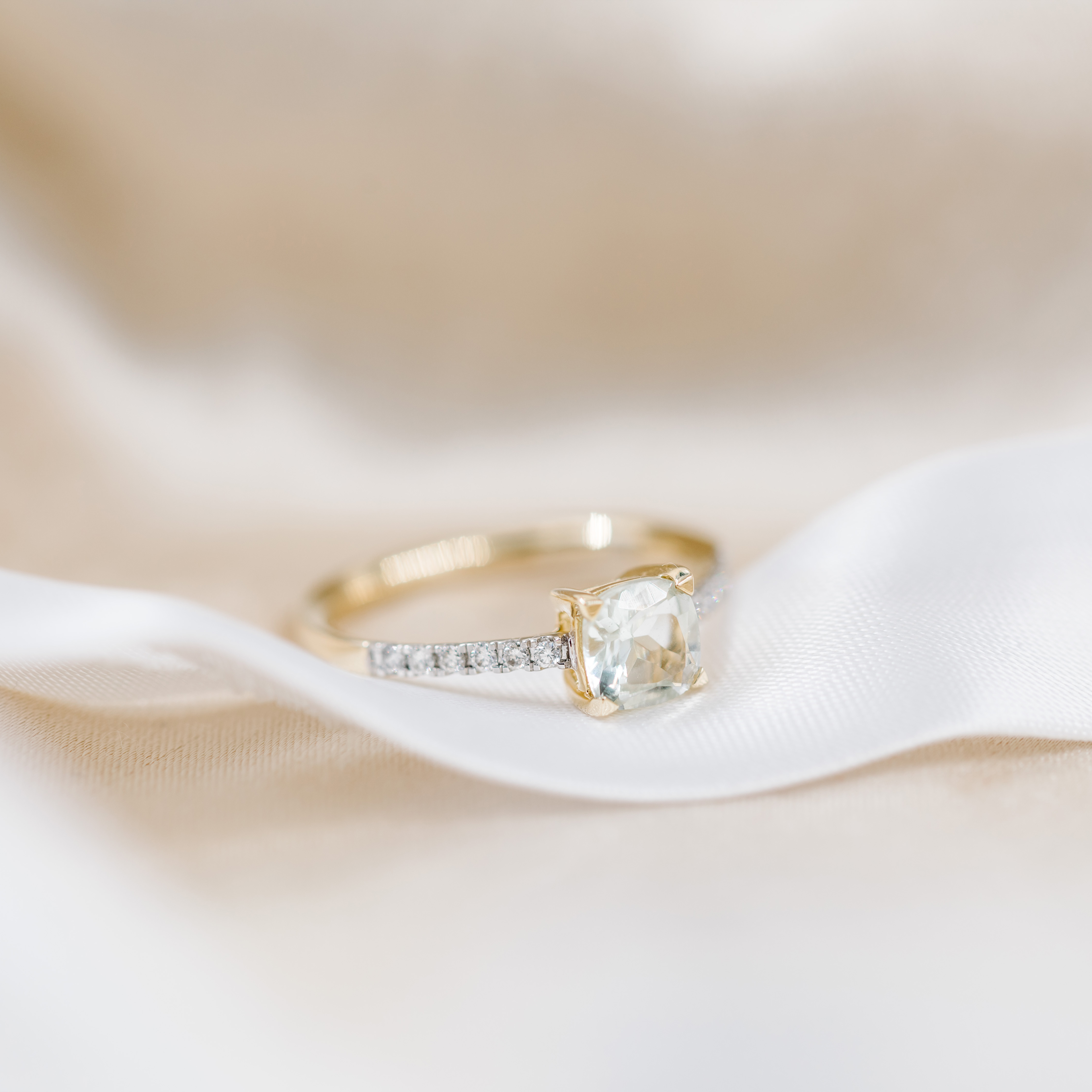 Bilde nummer 2 av Aurora diamantring i 585 gult gull med diamanter 0,10 ct og grønn ametyst