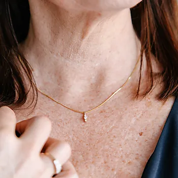 Bilde nummer 2 av Nora smykke i 375 gult gull med diamanter 0,08 ct