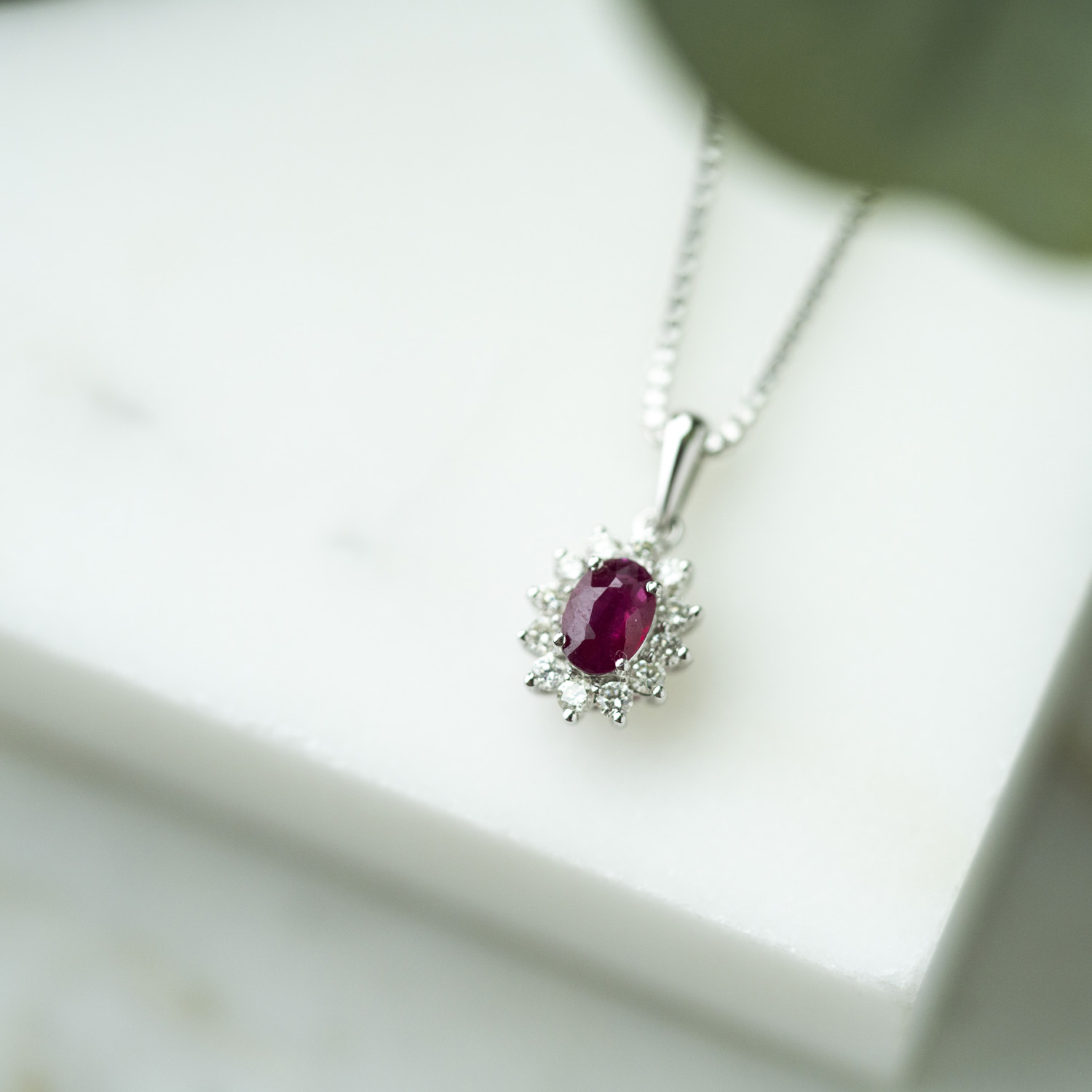 Bilde nummer 2 av Gold Collection, Anheng i 585 hvitt gull med diamanter 0,24 ct og rubin