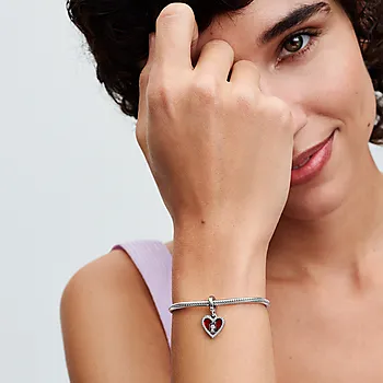 Bilde nummer 2 av Pandora Moments, Charm i 925 sølv med rødt hjerte og nøkkelhull