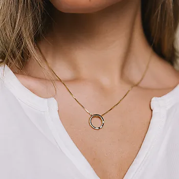 Bilde nummer 2 av Hedda smykke i 375 gult gull med diamanter 0,06 ct
