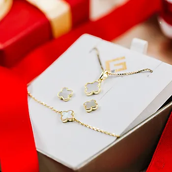 Bilde nummer 4 av Kløver armbånd i forgylt 925 sølv med perlemor