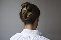 Bilde nummer 2 av Hårspenne i 830 oksidert sølv med rød sten