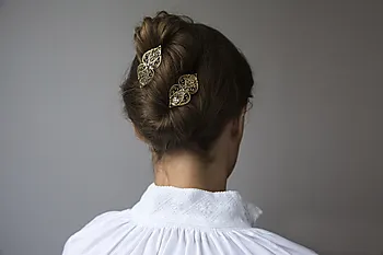 Bilde nummer 2 av Hårspenne i 830 oksidert sølv med rød sten