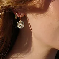 Bilde nummer 2 av Solstice creoler i forgylt messing med opal