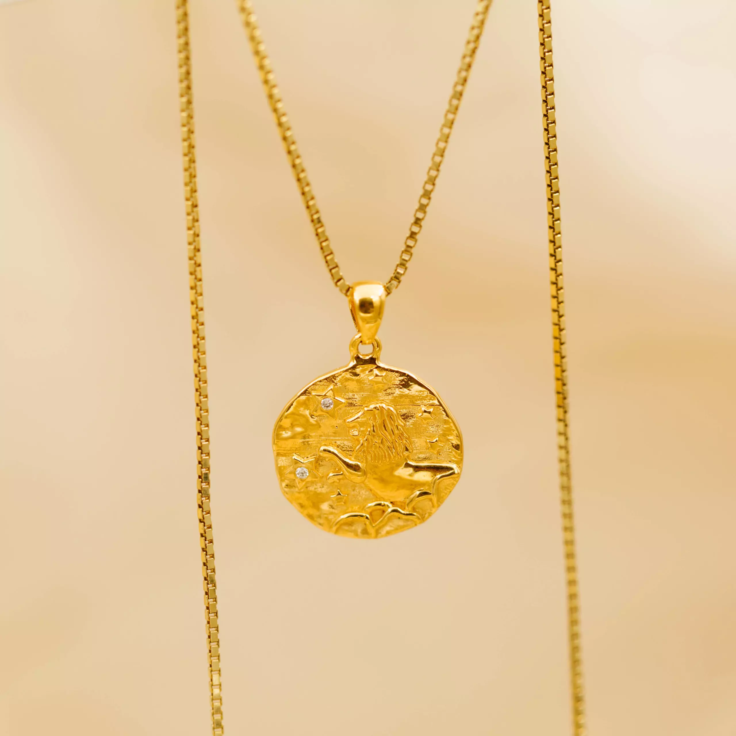 Bilde nummer 2 av Pan Jewelry, Smykke i 925 forgylt sølv med zirkonia og Løven