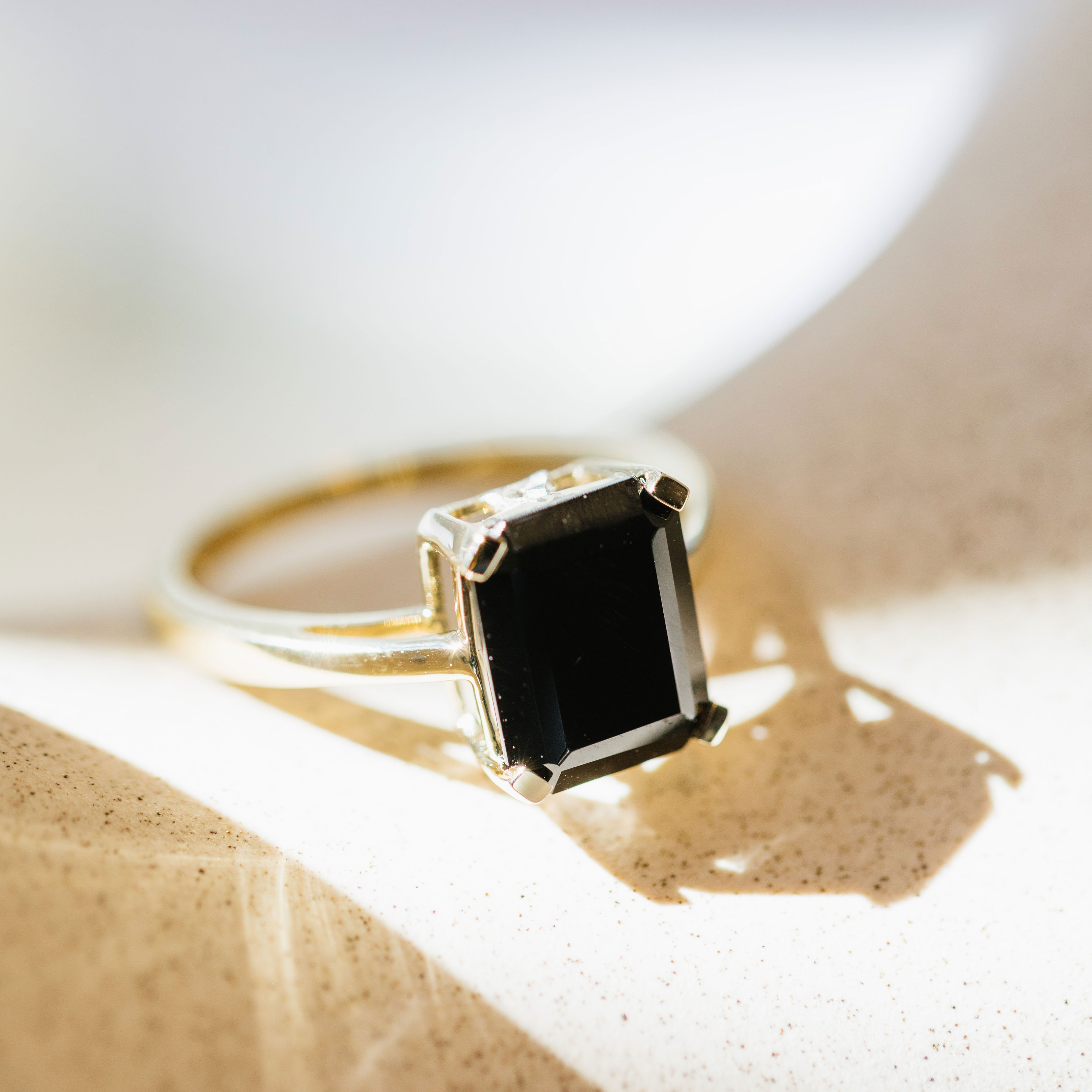 Bilde nummer 4 av Michelle diamantring i 585 gult gull med diamanter 0,04 ct og sort onyx