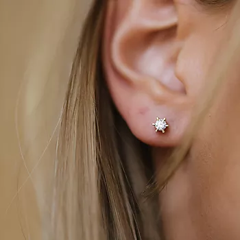 Bilde nummer 2 av Pan Jewelry, Isabella enstensøredobber i 585 gult gull 0,30 ct