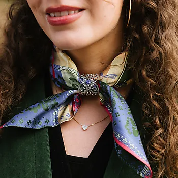 Bilde nummer 3 av Skjerfring i 830 oksidert sølv med blå sten