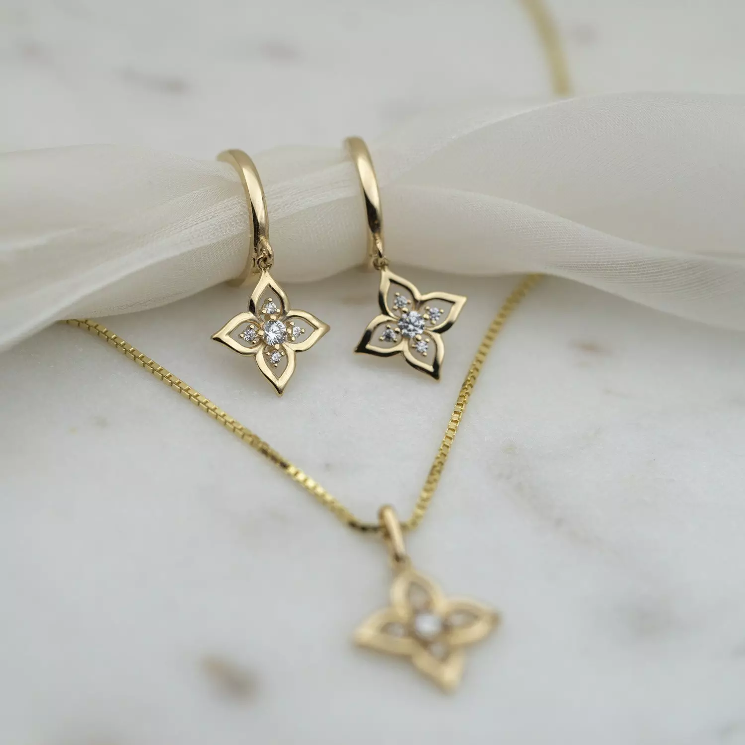Bilde nummer 4 av Pan Jewelry, Øreringer i 585 gult gull med zirkonia og blomst