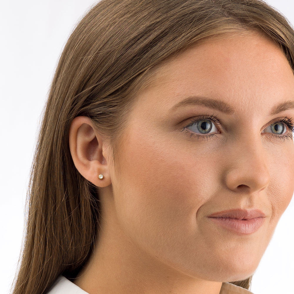 Bilde nummer 3 av Blomdahl, Øredobber i medisinsk forgylt titan med klar zirkonia