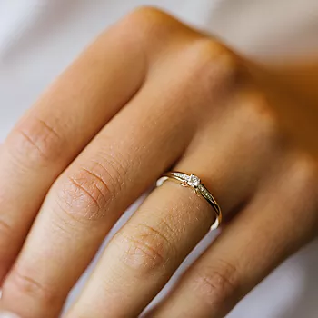 Bilde nummer 2 av Pan Jewelry, Ring i 585 gult gull med diamanter 0,13 ct