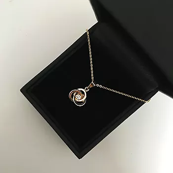Bilde nummer 4 av Pan Jewelry, Anheng i 585 gult gull med knute og zirkonia