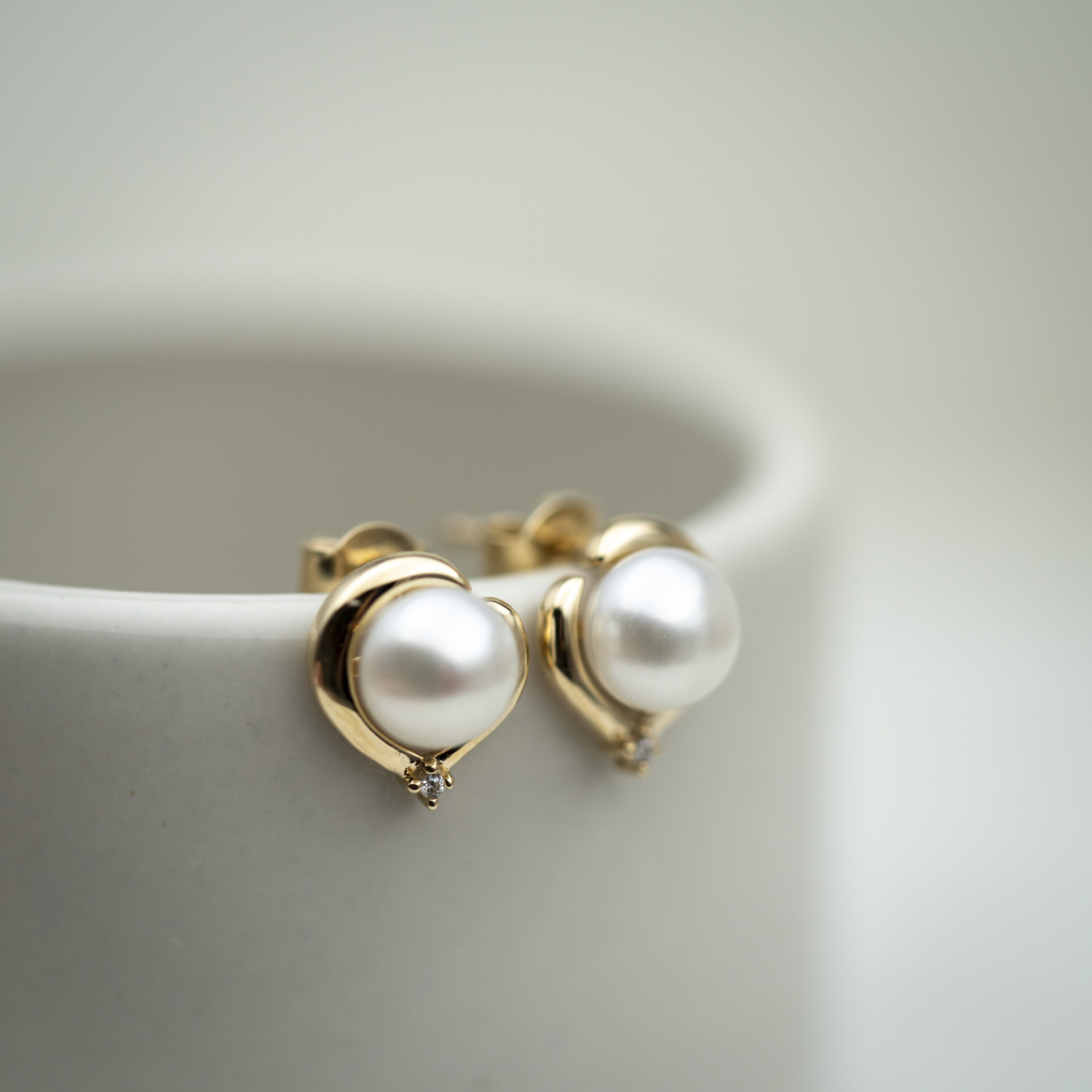 Bilde nummer 3 av Pan Jewelry, Øredobber i 585 gult gull med ferskvannsperle og zirkonia