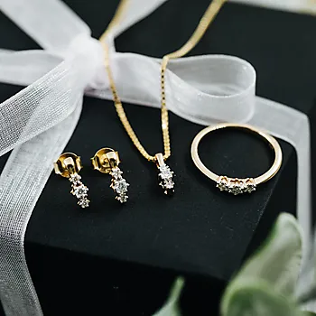 Bilde nummer 4 av Nora øredobber 375 gult gull med diamanter 0,16 ct