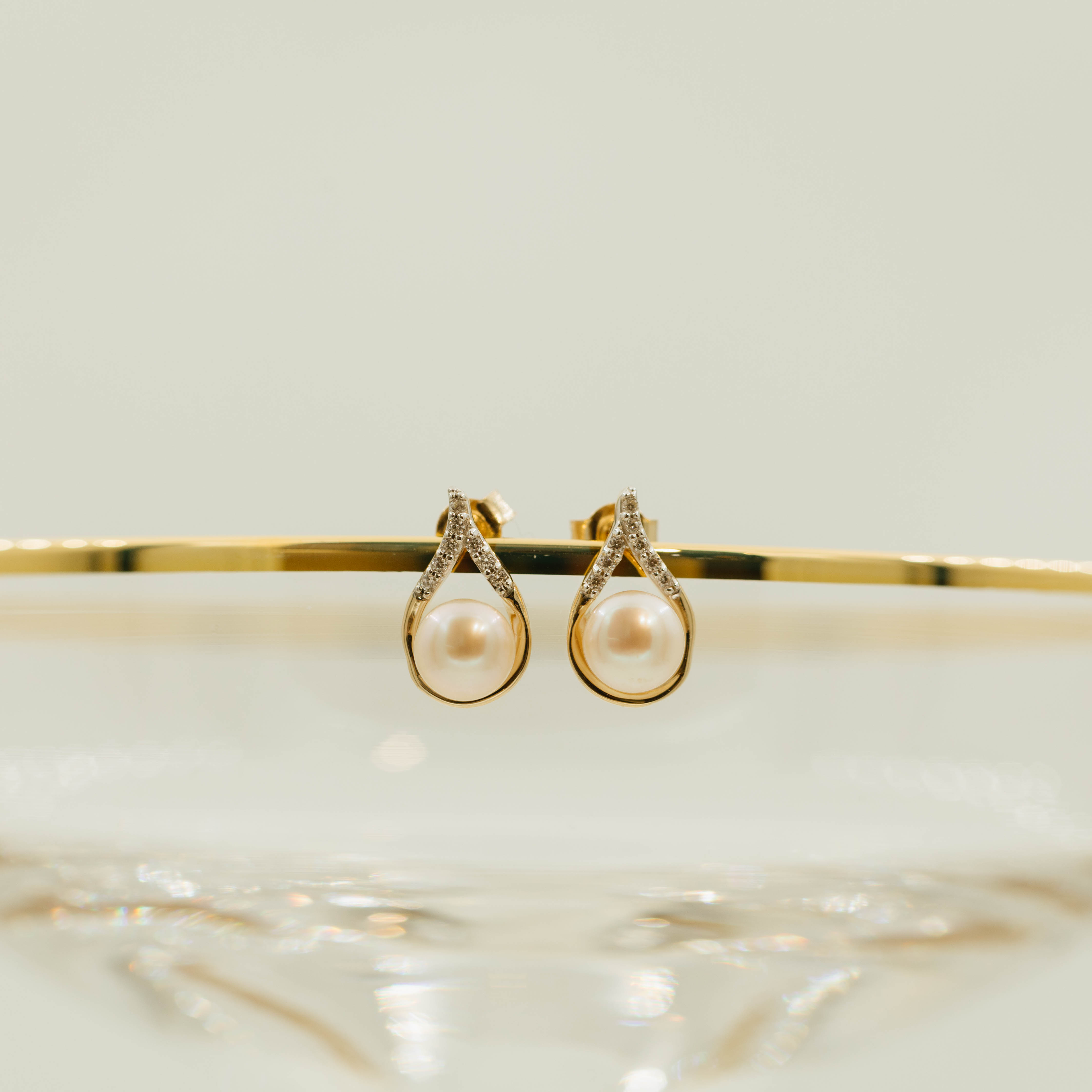 Bilde nummer 3 av Pan Jewelry, Øredobber i 585 gult gull med ferskvannsperler og zirkonia