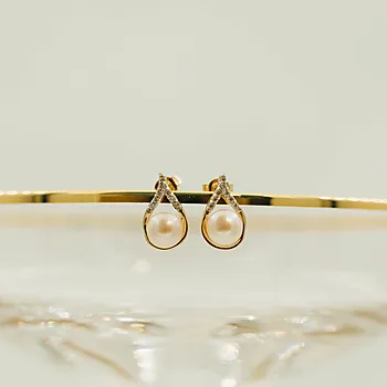 Bilde nummer 3 av Pan Jewelry, Øredobber i 585 gult gull med ferskvannsperler og zirkonia