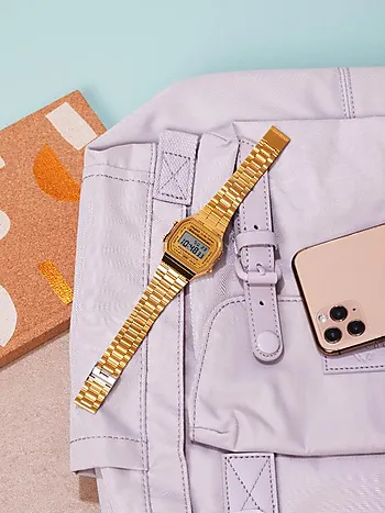 Bilde nummer 4 av Vintage klokke i gullfarget stål med digital visning