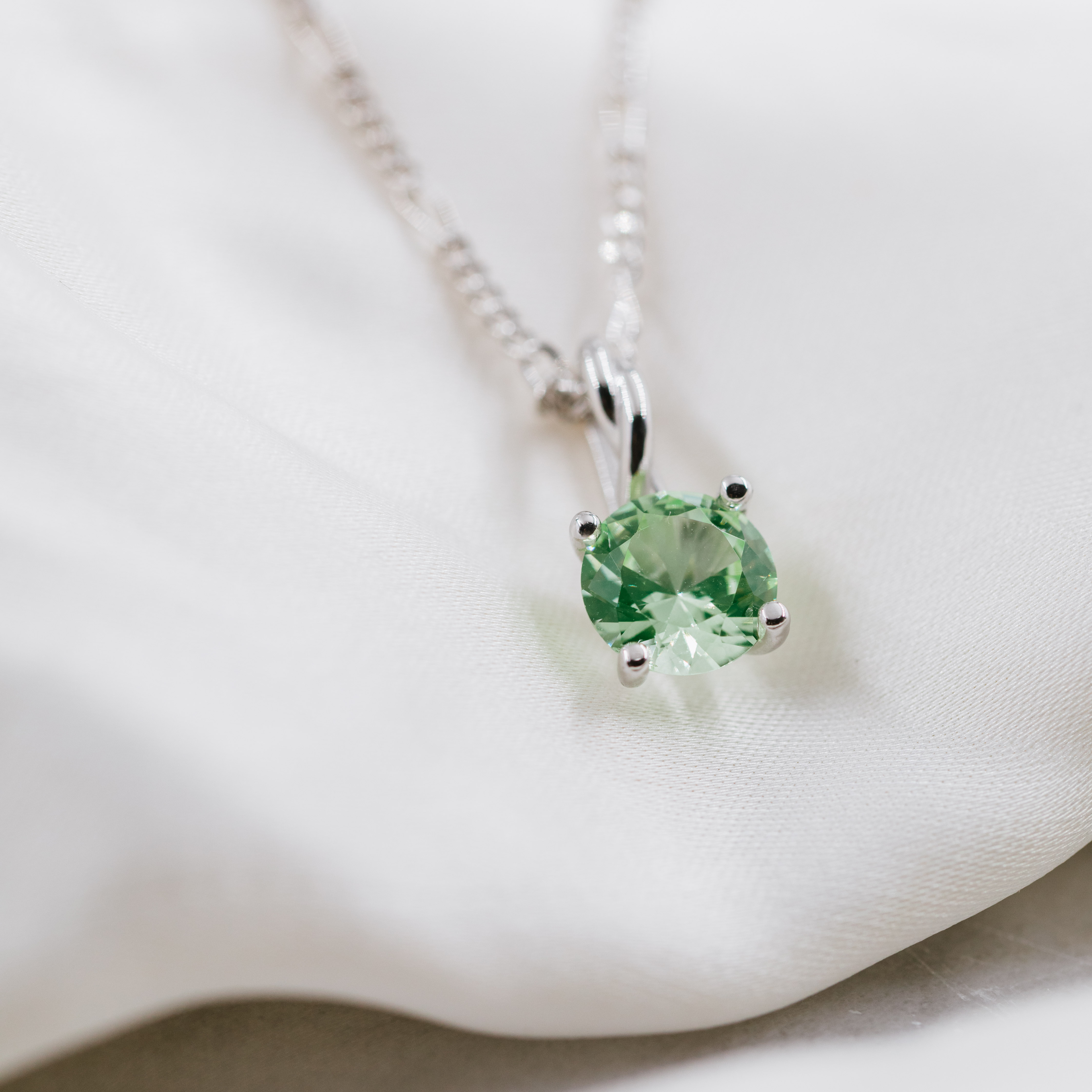 Bilde nummer 3 av Pan Jewelry Drops, Anheng i 585 hvitt gull med syntetisk Krysolitt