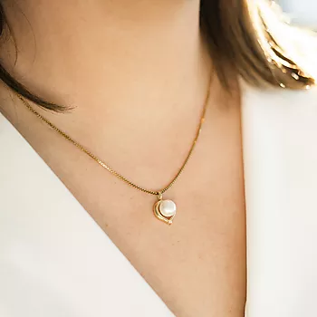 Bilde nummer 2 av Pan Jewelry, Anheng i 585 gult gull med ferskvannsperle og zirkonia