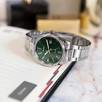 Bilde nummer 3 av Timeless herreklokke i stål med grønn skive