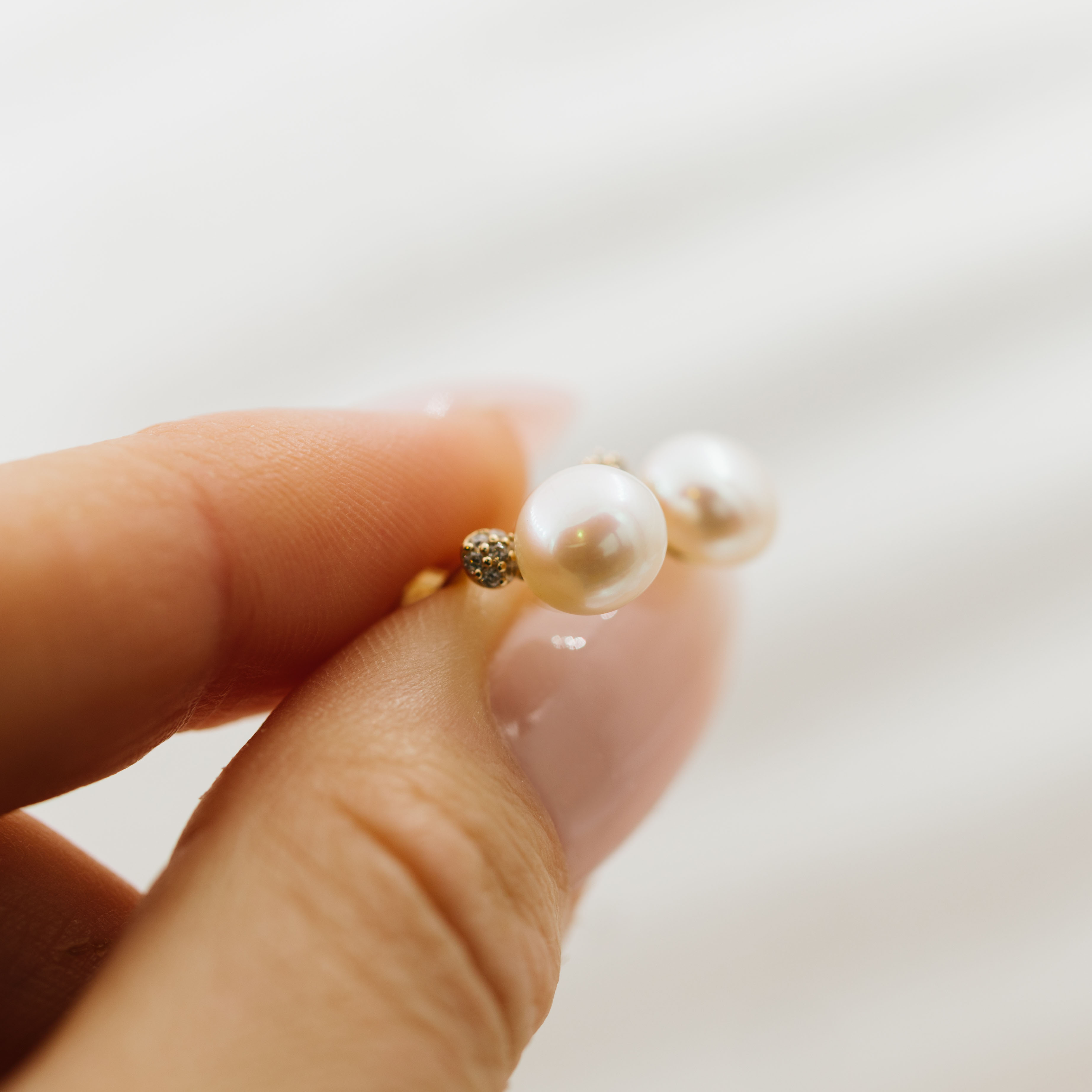 Bilde nummer 3 av Pan Jewelry, Øredobber i 585 gult gull med ferskvannsperler og zirkonia