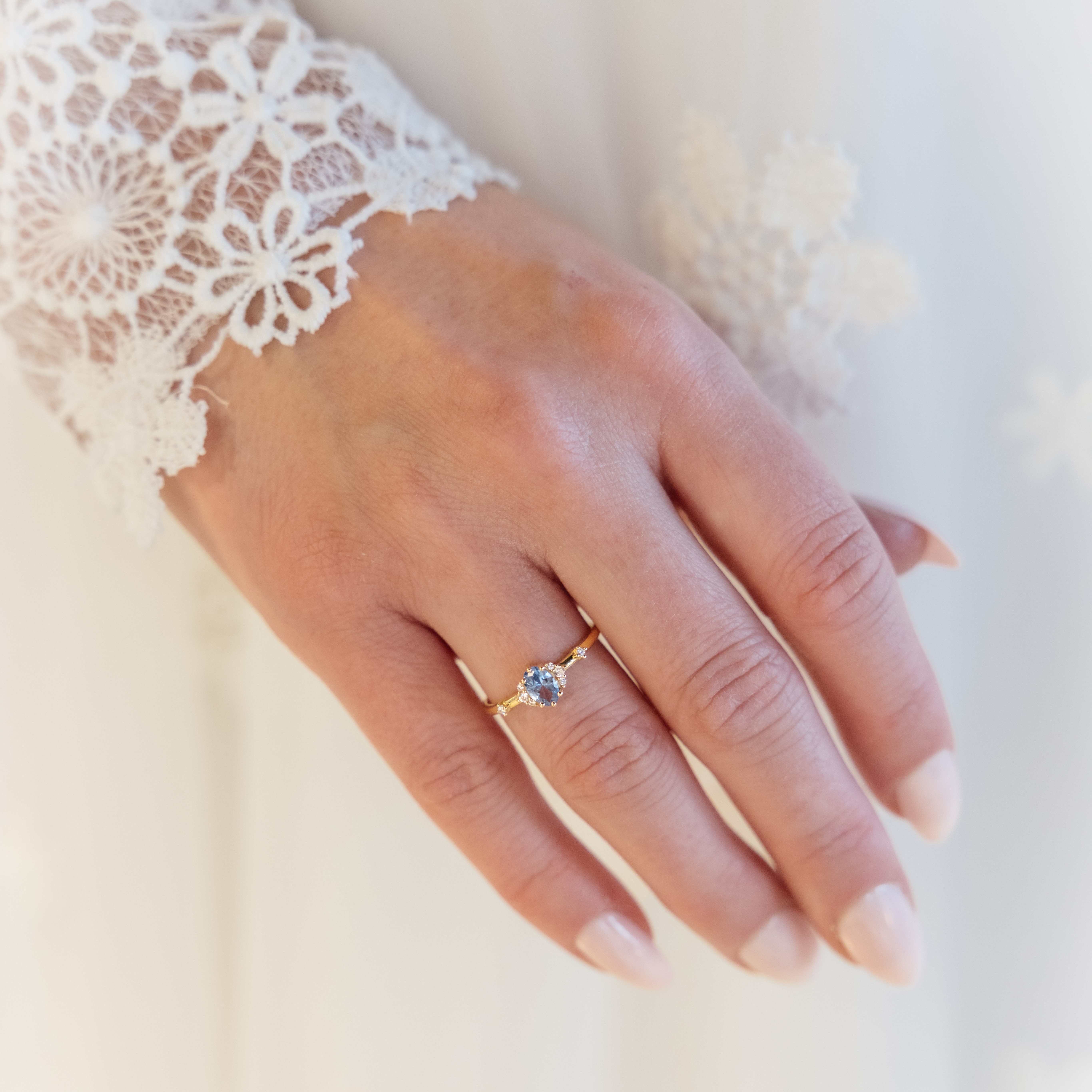 Bilde nummer 2 av Pan Jewelry, Ring i 585 gult gull med zirkonia og syntetisk blå spinell