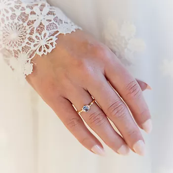 Bilde nummer 2 av Pan Jewelry, Ring i 585 gult gull med zirkonia og syntetisk blå spinell