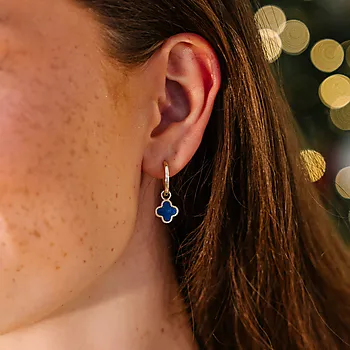 Bilde nummer 2 av Kløver øreringer i forgylt 925 sølv med havblå lapis lazuli