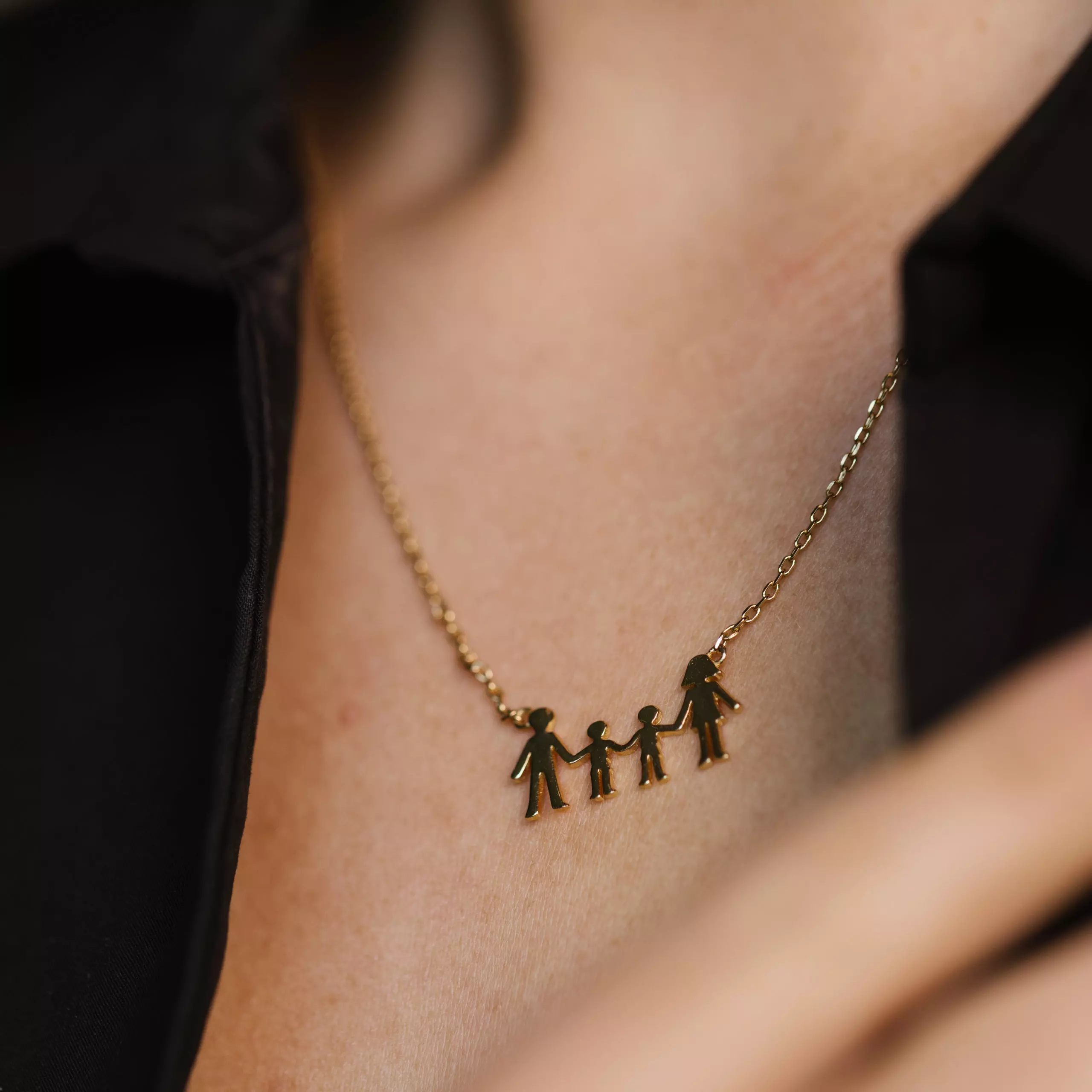 Bilde nummer 4 av Pan Jewelry, Familiesmykke med mor, far og to sønner i forgylt 925 sølv