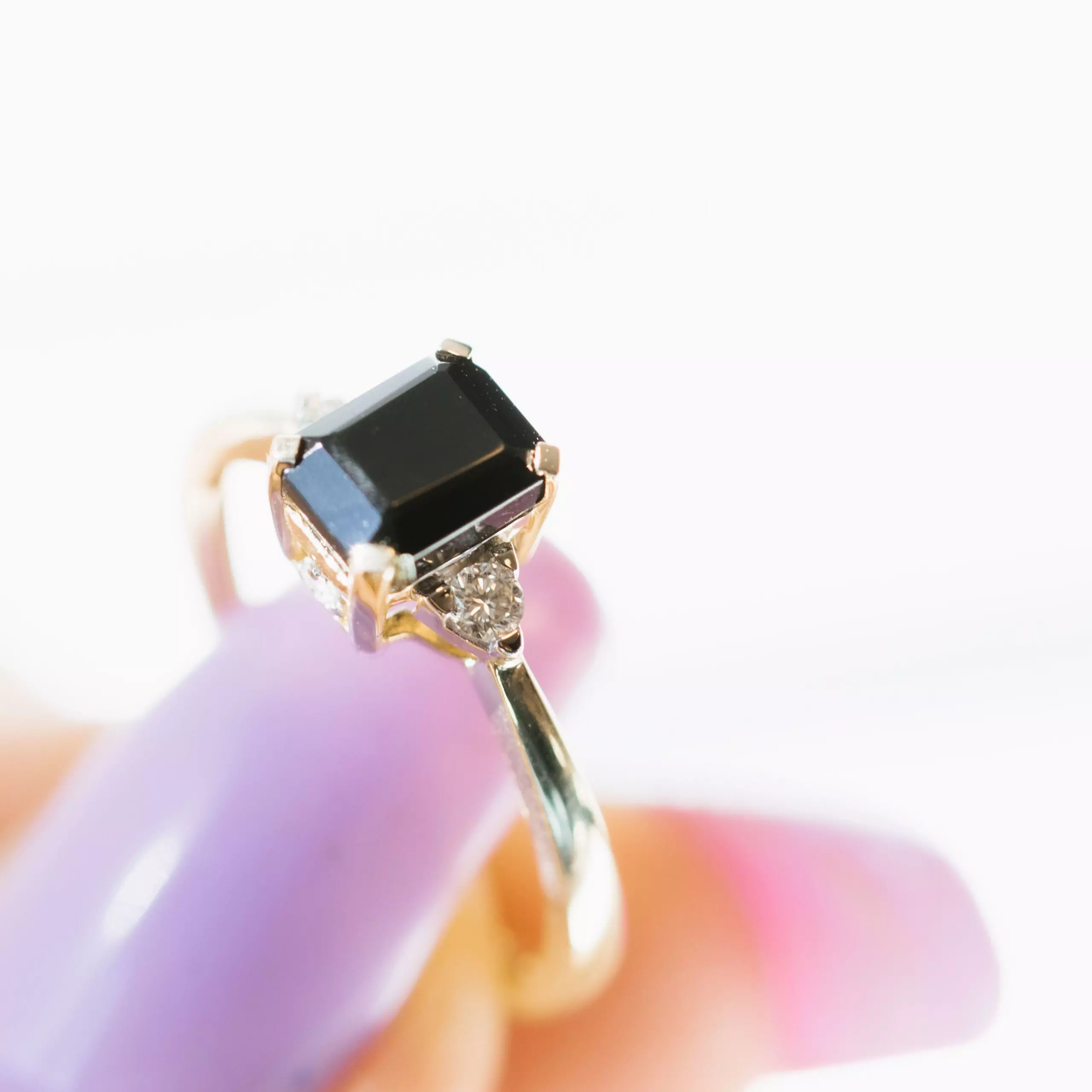 Bilde nummer 3 av Michelle diamantring i 585 gult gull med diamanter 0,10 ct og sort onyx