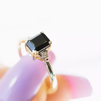 Bilde nummer 3 av Michelle diamantring i 585 gult gull med diamanter 0,10 ct og sort onyx