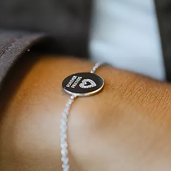 Bilde nummer 4 av Pan Jewelry, Armbånd i 925 sølv med hvite zirkonia og teksten "FOREVER FRIENDS"