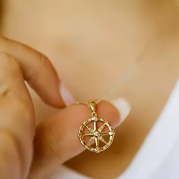 Bilde nummer 3 av Pan Jewelry, Anheng i 585 gult gull med zirkonia og kompass