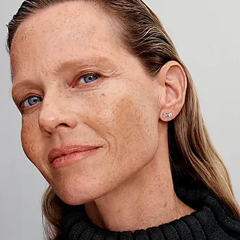 Bilde nummer 2 av Pandora Timeless, Øredobber i 925 sølv med sløyfe og zirkonia