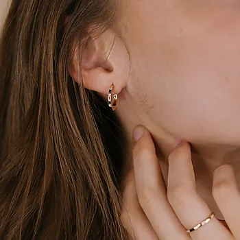 Bilde nummer 2 av Hedda øreringer i 375 gull med diamanter 0,09 ct