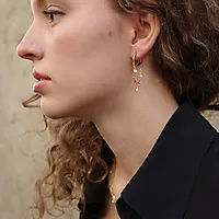 Bilde nummer 2 av Øredobber i forgylt stål med måne, stjerne og ferskvannsperler