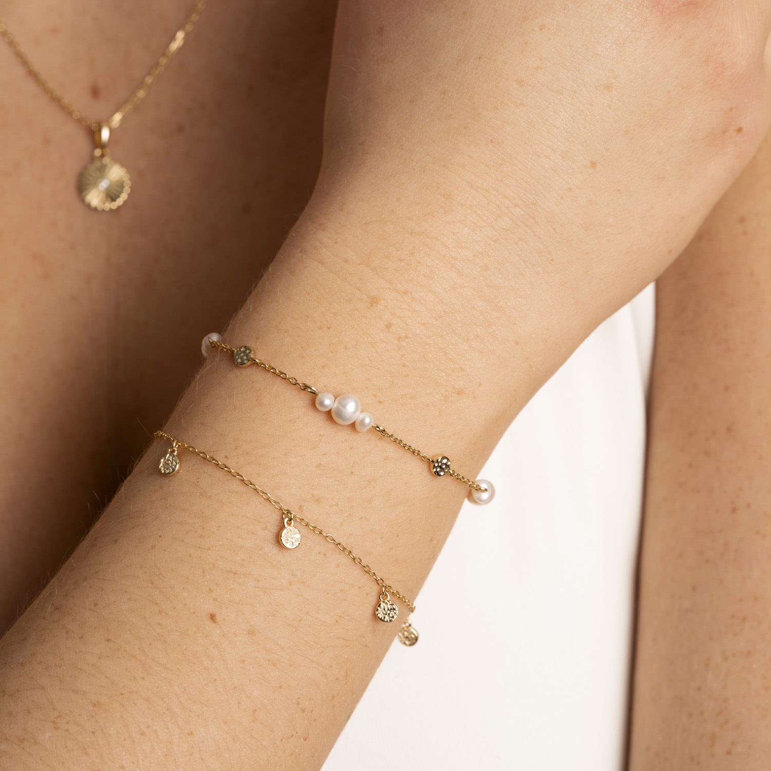 Bilde nummer 2 av Shapes by Gulldia, Fairy armbånd i forgylt 925 sølv med ferskvannsperler