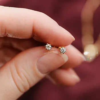 Bilde nummer 3 av Olivia diamantøredobber i 585 gult gull 0,20 ct