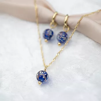 Bilde nummer 3 av Pan Jewelry, Anheng i 925 forgylt sølv med kongeblå glasskule