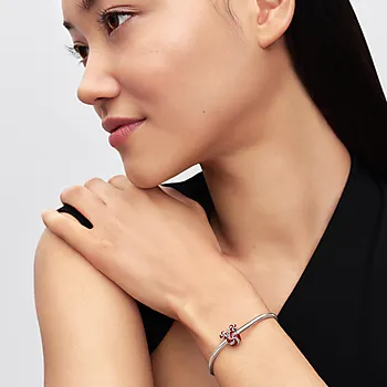 Bilde nummer 2 av Disney charms i 925 sølv med Mikke Mus
