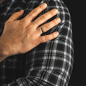 Bilde nummer 4 av Liam ring i 925 sølv med sort emalje