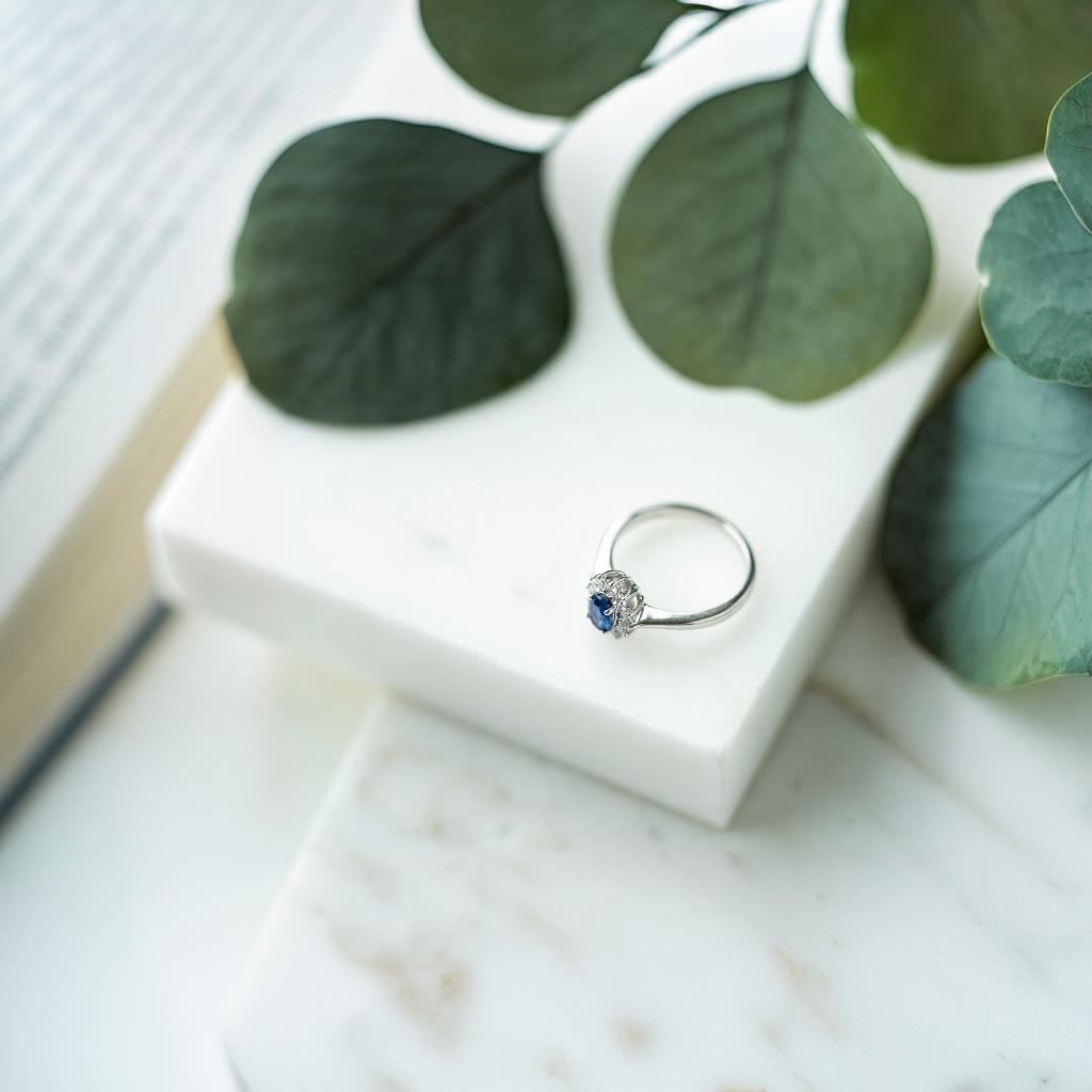 Bilde nummer 4 av Gold Collection, Ring i 585 hvitt gull med diamanter 0,24 ct og safir
