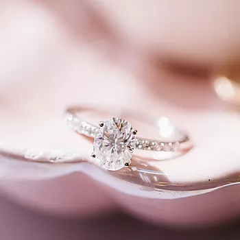Bilde nummer 4 av Julie diamantring i 375 hvitt gull med diamanter 0,12 ct og moissanite sten