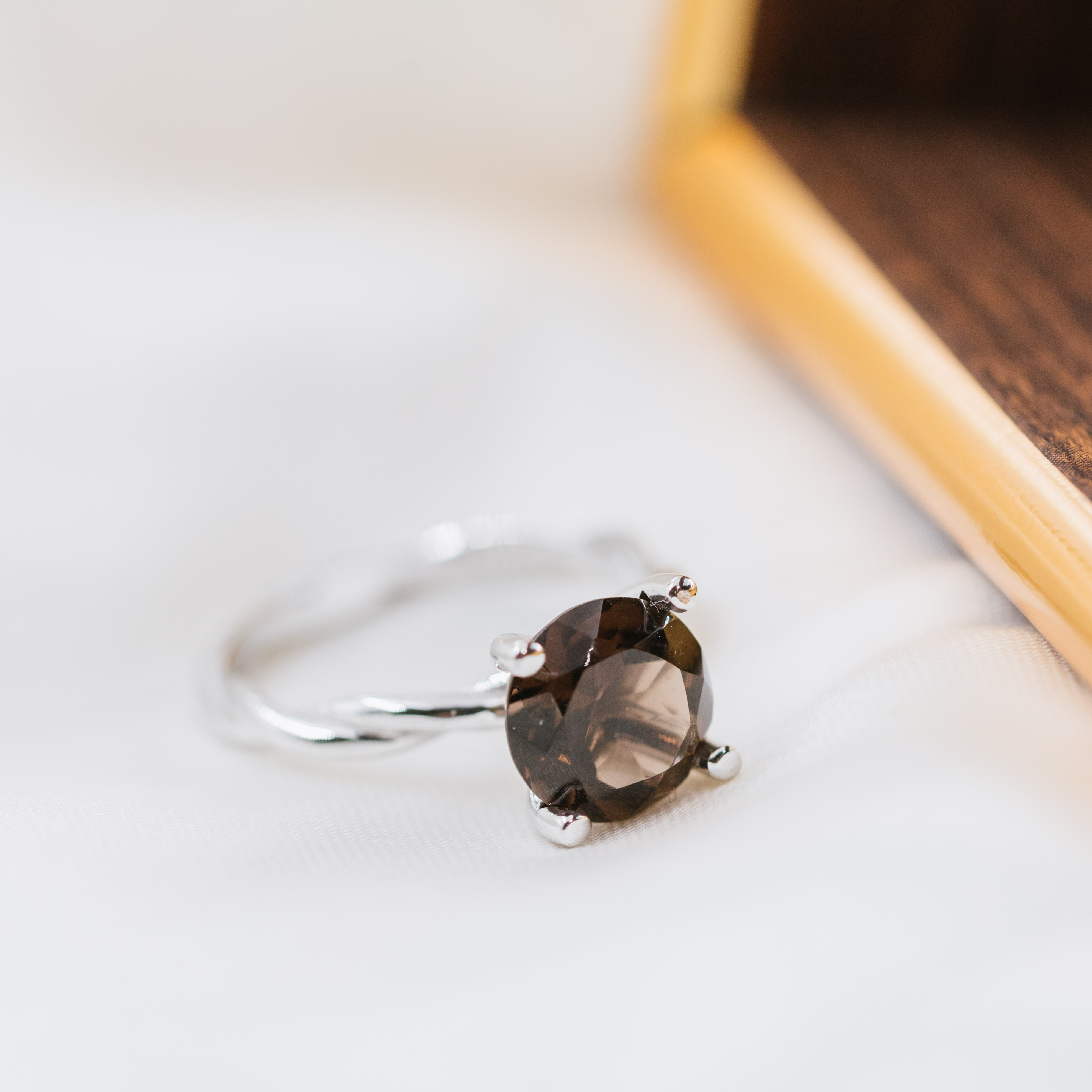 Bilde nummer 3 av Pan Jewelry Drops, Ring i 585 hvitt gull med Røykkvarts