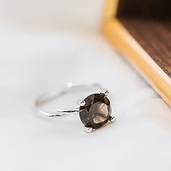 Bilde nummer 3 av Pan Jewelry Drops, Ring i 585 hvitt gull med Røykkvarts