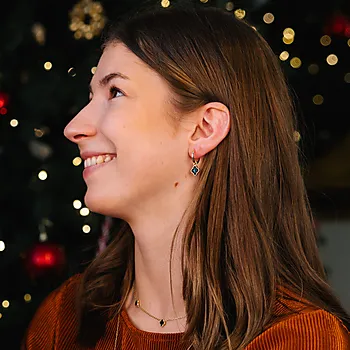 Bilde nummer 2 av Kløver øreringer i 925 forgylt sølv med syntetisk sort agat